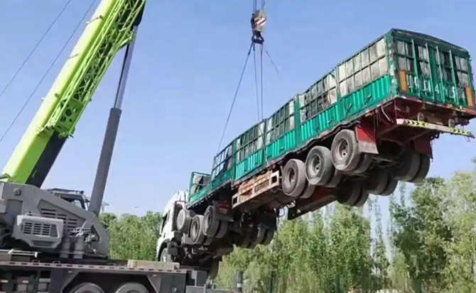 积石山道路脱困救援案例